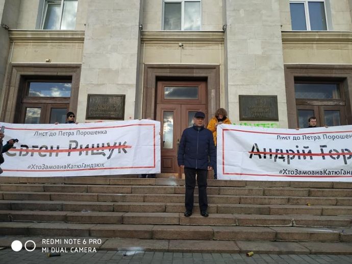 Кровь на Херсонской ОГА. Фото: Украинская Правда