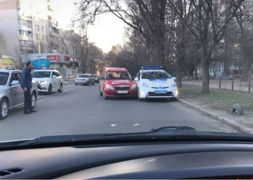Второе происшествие случилось возле Ленинского райотдела полиции. Фото: novosti-n.org