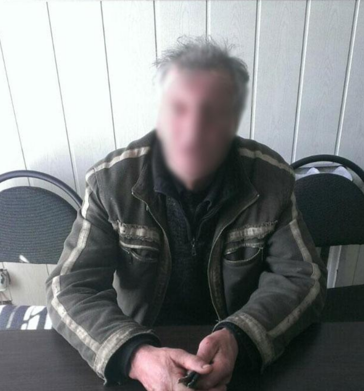 Мужчина, бросивший зажигательную смесь на избирательном участке в Борзне. Фото: 