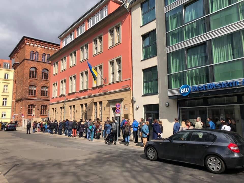 Очередь в Берлине.