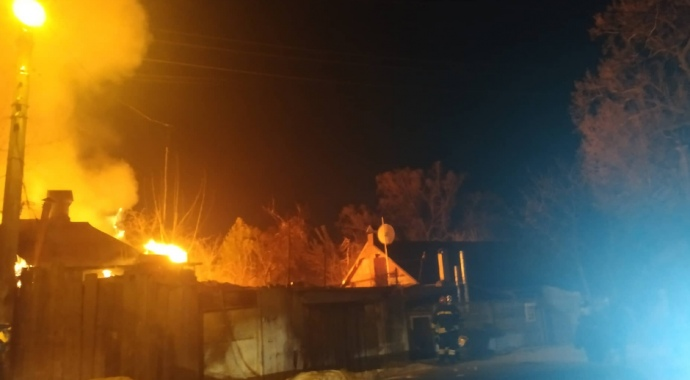 Огонь быстро перебросился на соседние здания. Фото: 