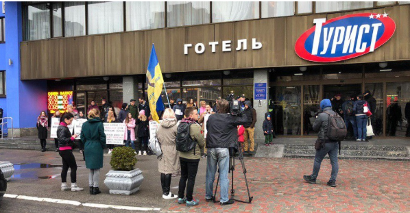 Протестующих около двух десятков человек. Фото: Страна.ua