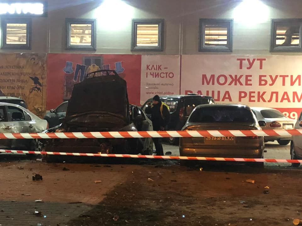 Место взрыва автомобиля разведчика в Киеве. Фото: пресс-служба полиции