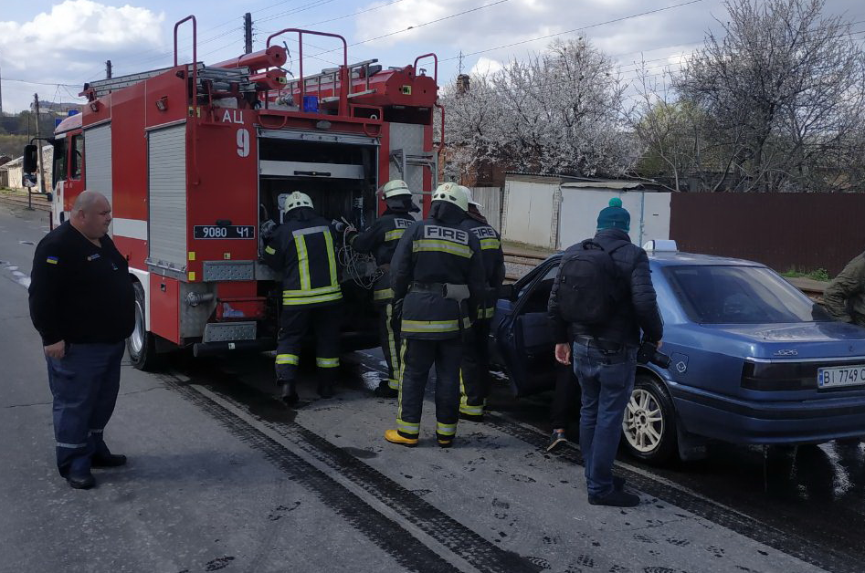 Спасение пассажиров из затопленного кипятком авто. Фото: ГосЧС