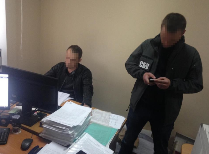 Затримання чиновника-хабарника в Житомирській області. Фото: СБУ