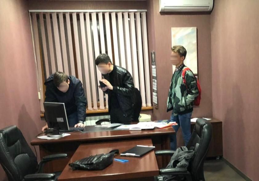 Затримання шахраїв. Фото: cyberpolice.gov.ua