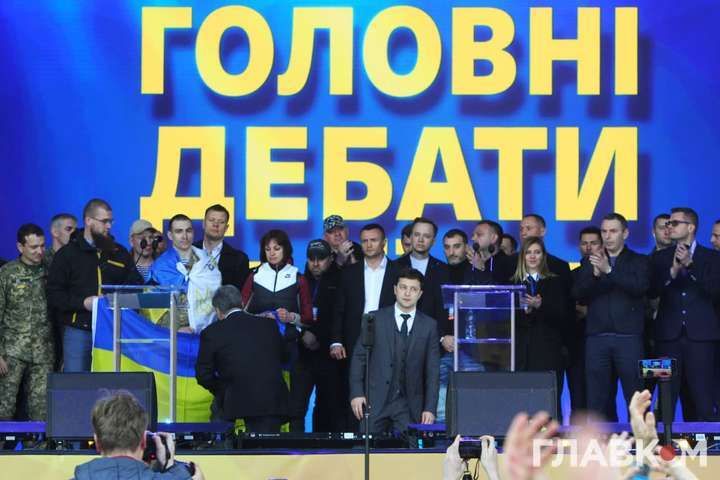 Порошенко поцеловал руку Татьяне Рычковой, муж которой погиб в АТО. Фото: Главком