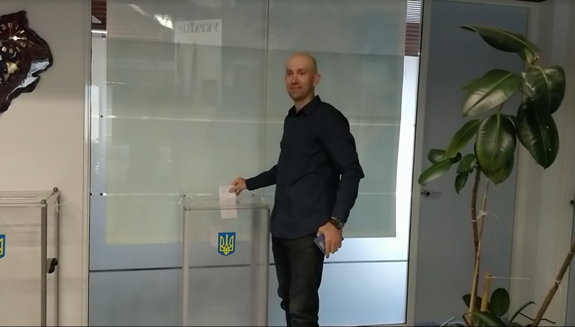 Первый избиратель второго тура выборов Президента 2019. Фото: /facebook/Посольство Украины в Австралии/Василий Боровяк