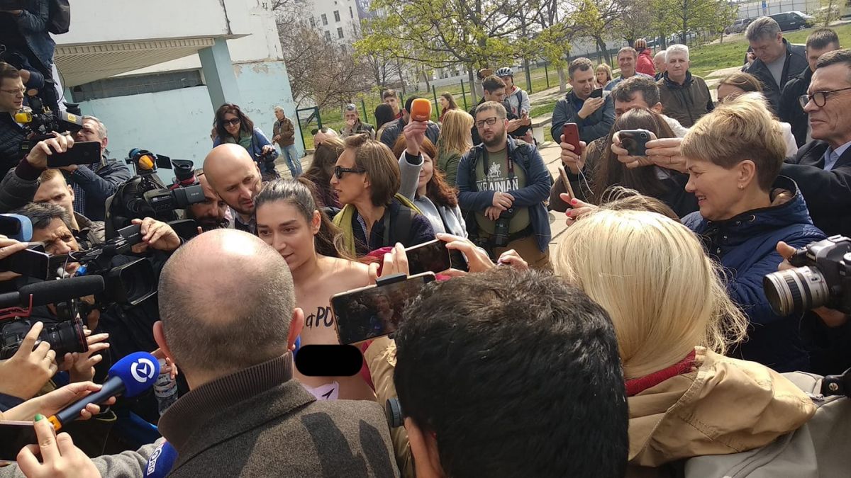 Активістка роздягнулася до пояса. Фото: facebook.com/veronica.melkozerova