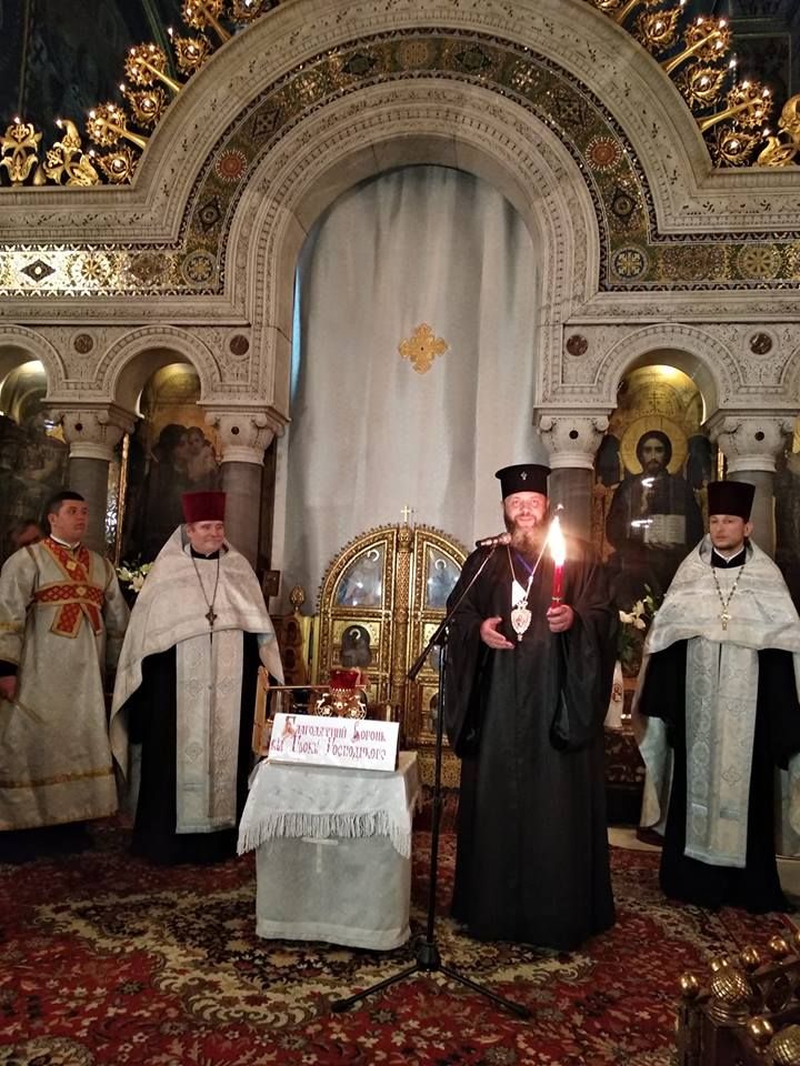 Благодатный огонь из Иерусалима во Владимирском соборе. Фото: Василь Дидух