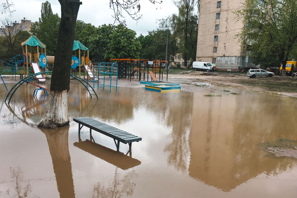 Прорив труби на Борщагівці. Фото: Інформатор 