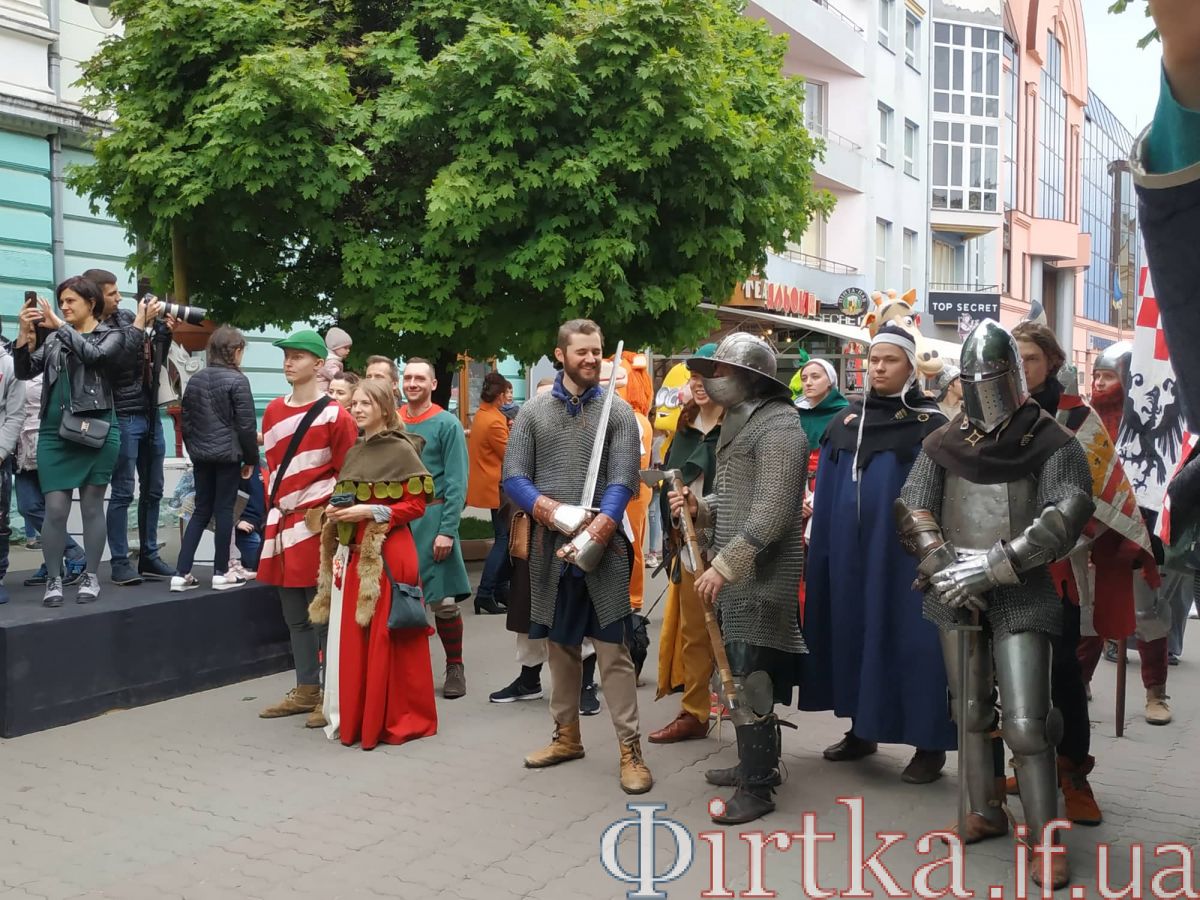 Театральное шествие в Ивано-Франковске. Фото: firtkа.if.ua