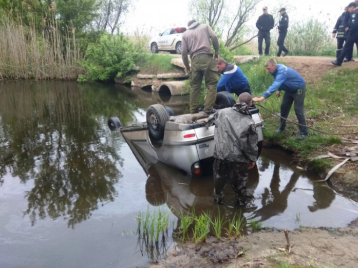 Авто перевернулося після падіння в річку в Кіровоградській області. Фото: Держнс