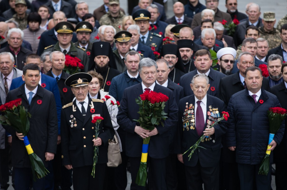Петр Порошенко почтил память погибших во Второй мировой войне. Фото: АП