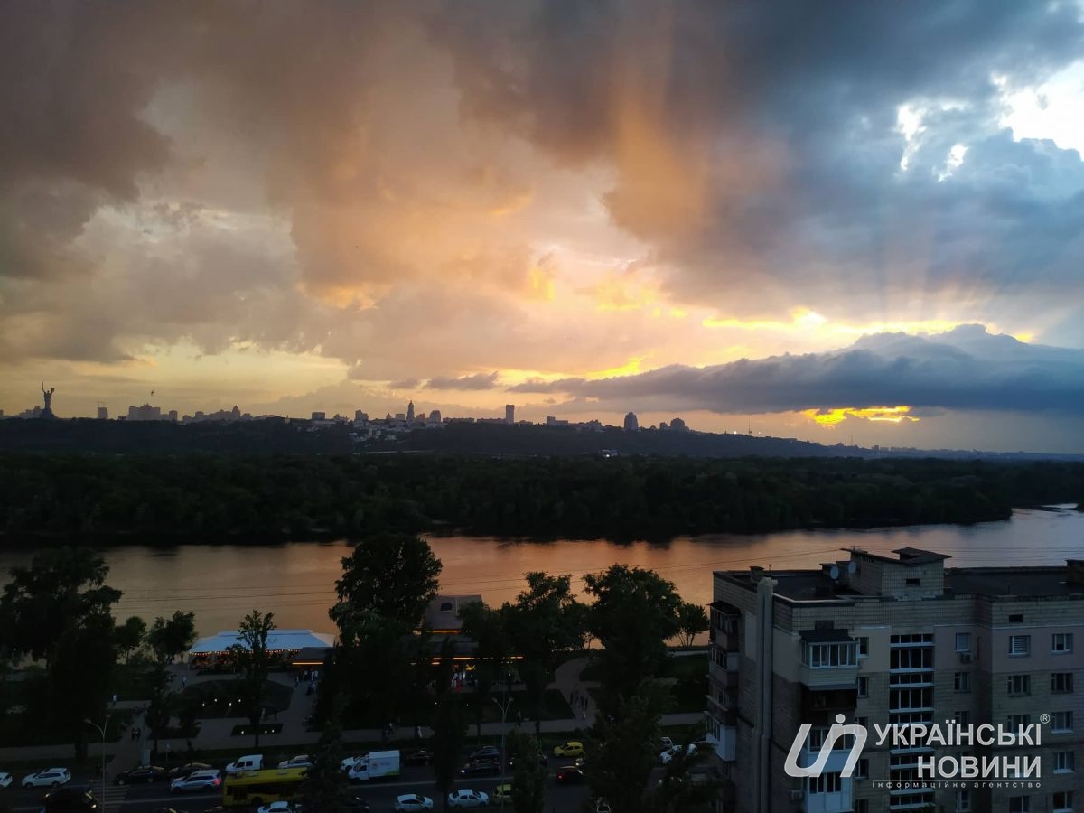 Тучи над Русановской набережной.