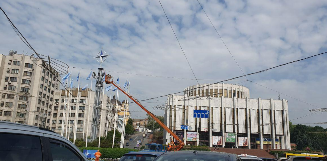 Установка емблеми НАТО. Фото: 112