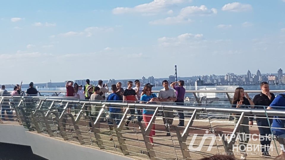 Лопнуло стекло на пешеходном мосту