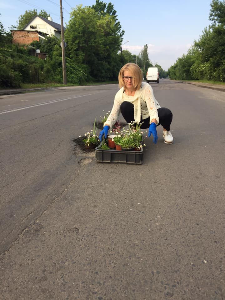 Цветы в ямах. Фото: Владимир Бут-Гусаим/Facebook