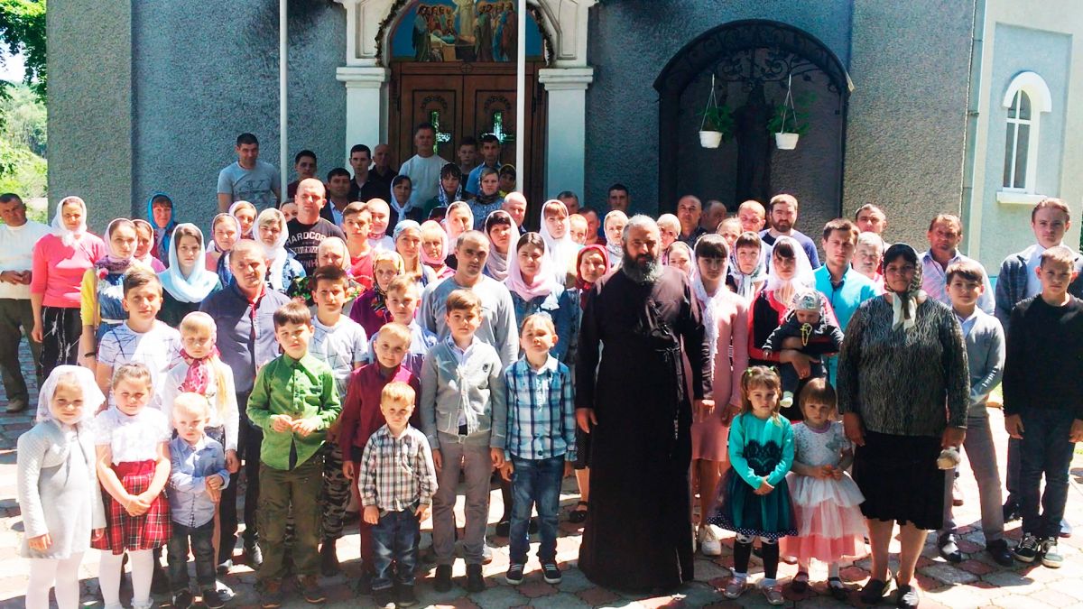 Прихожане Свято-Успенского храма. Фото: facebook.com/church.information.center
