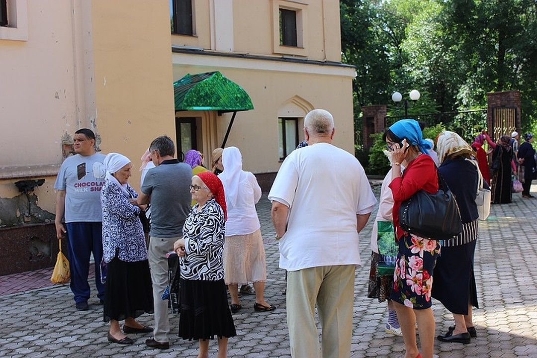 Мусульмане возле обстрелляной мечети. Фото: 