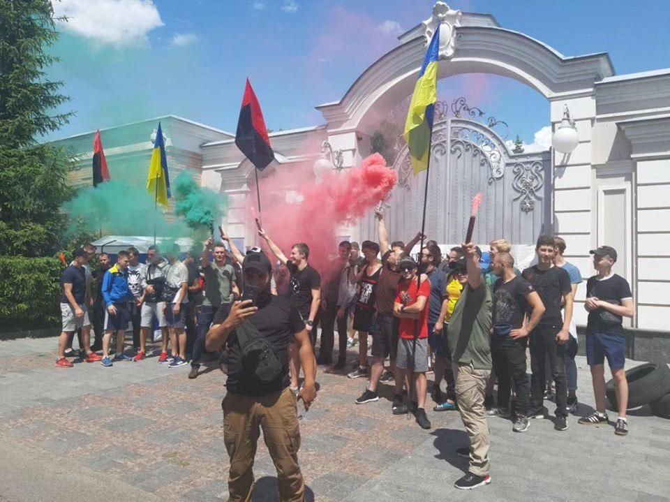 Пикет под домом Порошенко. Фото: 