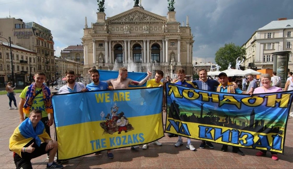Вболівальники збірної України перед матчем у Львові. Фото: zаxid.net