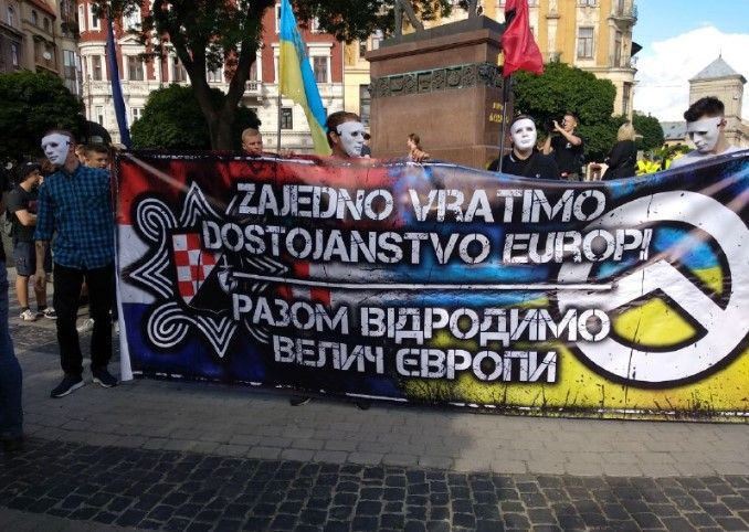 Вболівальники збірної України та Сербії провели спільний марш перед матчем . Фото: spоrt.ua