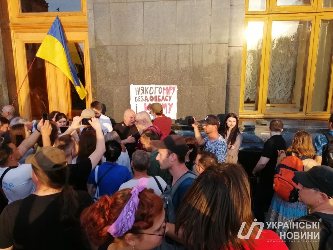 Фото загиблих на Донбасі на стіні АП. 