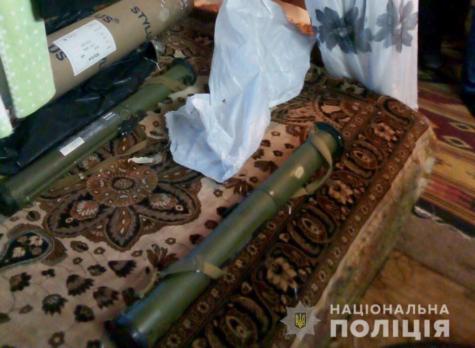 Жінка зберігала вдома гранатомети у Днипре. Фото: ГУ Нацполиции 