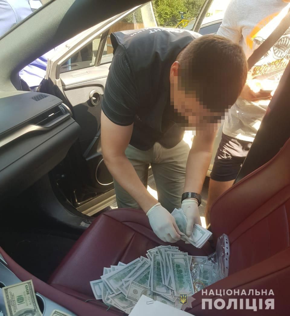 Взятка. Фото: Нацполиция