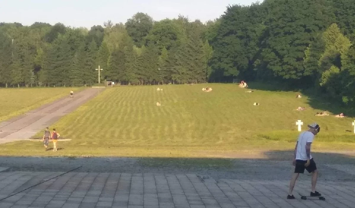 На Марсовому полі у Львові відпочивають люди. Фото: Zaxid.net/ Ігор Осидачач Бурлака.