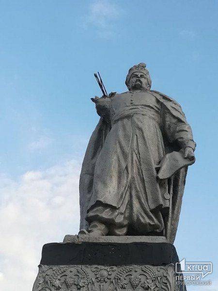 У памятника Богдану Хмельницкому отпала рука с булавой. Фото:  
