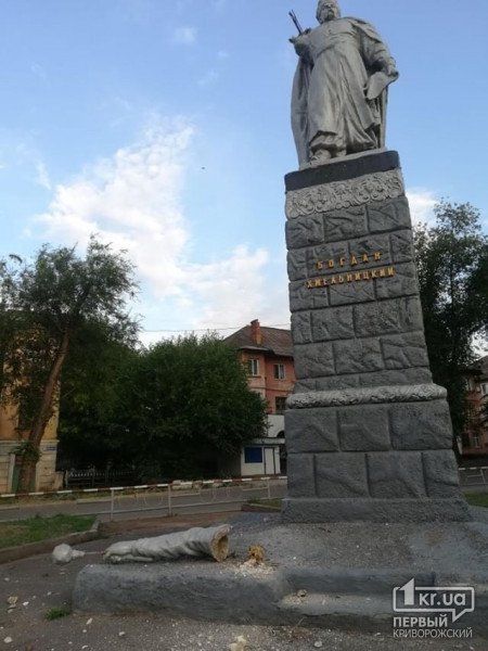 Біля пам'ятника Богдану Хмельницькому відпала рука з булавою. Фото: 