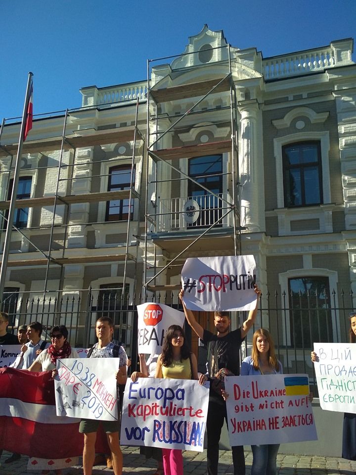 Акция протеста под посольствами в Киеве. Фото: facebook/Alina Bodnar