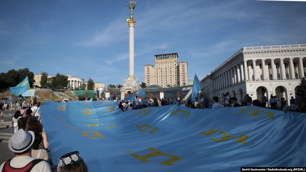 Крымскотатарский флаг в центре Киева.