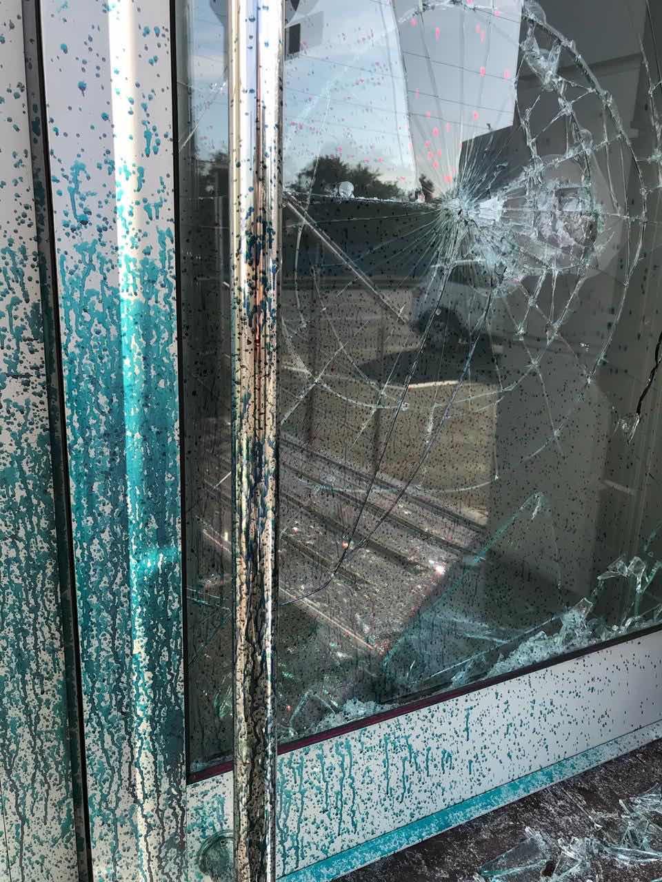 Приемную Бойко забросали зеленкой. Фото: zаgittya.com.ua