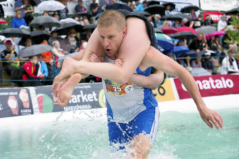 Чемпіонат світу по перенесенні дружин 2019. Lehtikuva / Timo Hartikainen via Чемпіонат світу по перенесенні дружин 2019. Lehtikuva/Timo Hartikainen via Reuters