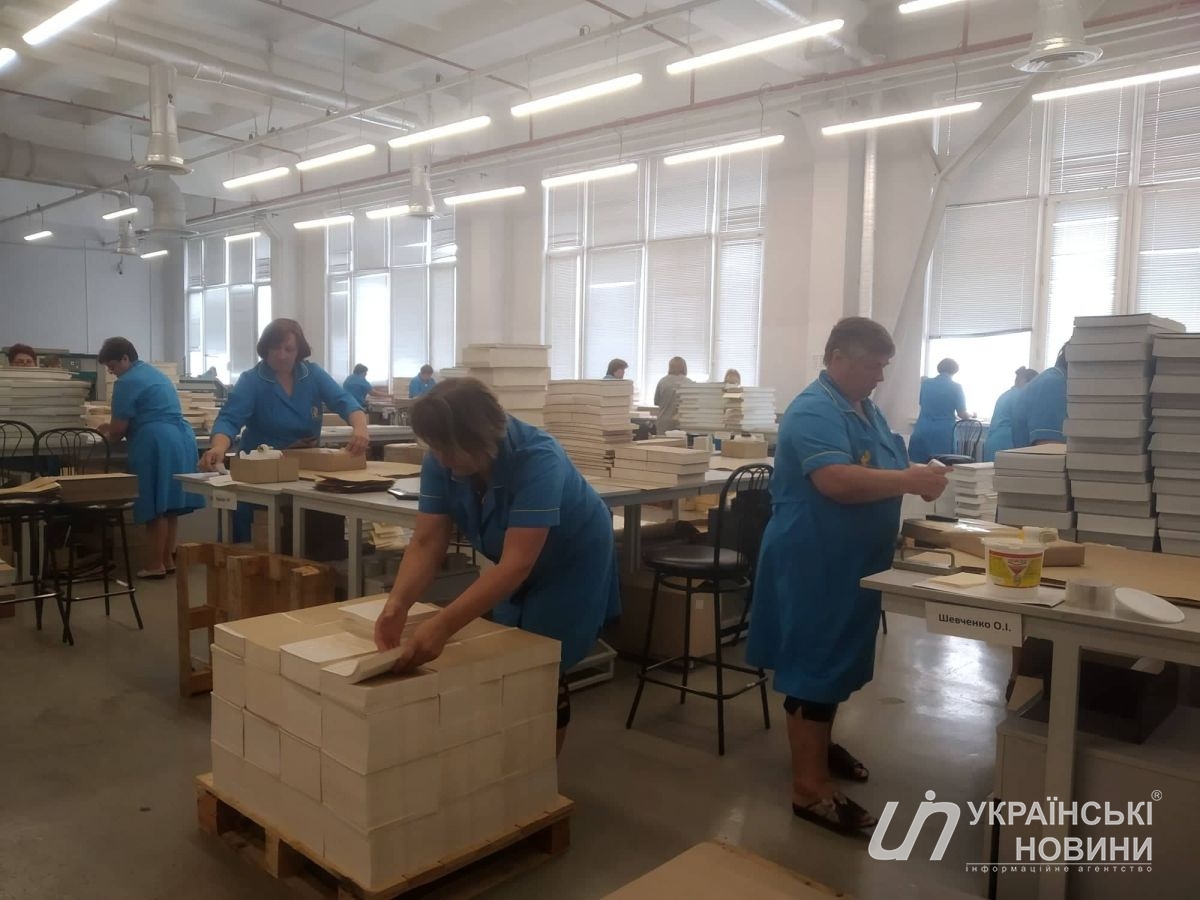 Сотрудники полиграфкомбината работают над созданием бюллетеней