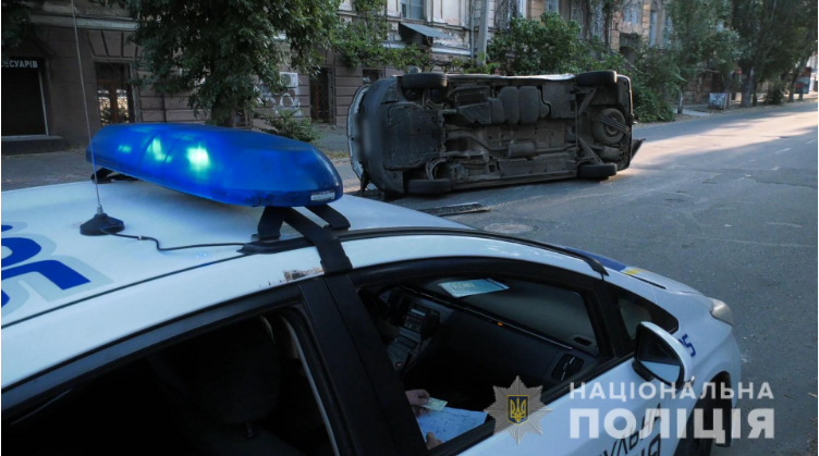 У Херсоні перекинулася машина з бюлетенями. Фото: hr.npu.gov.ua
