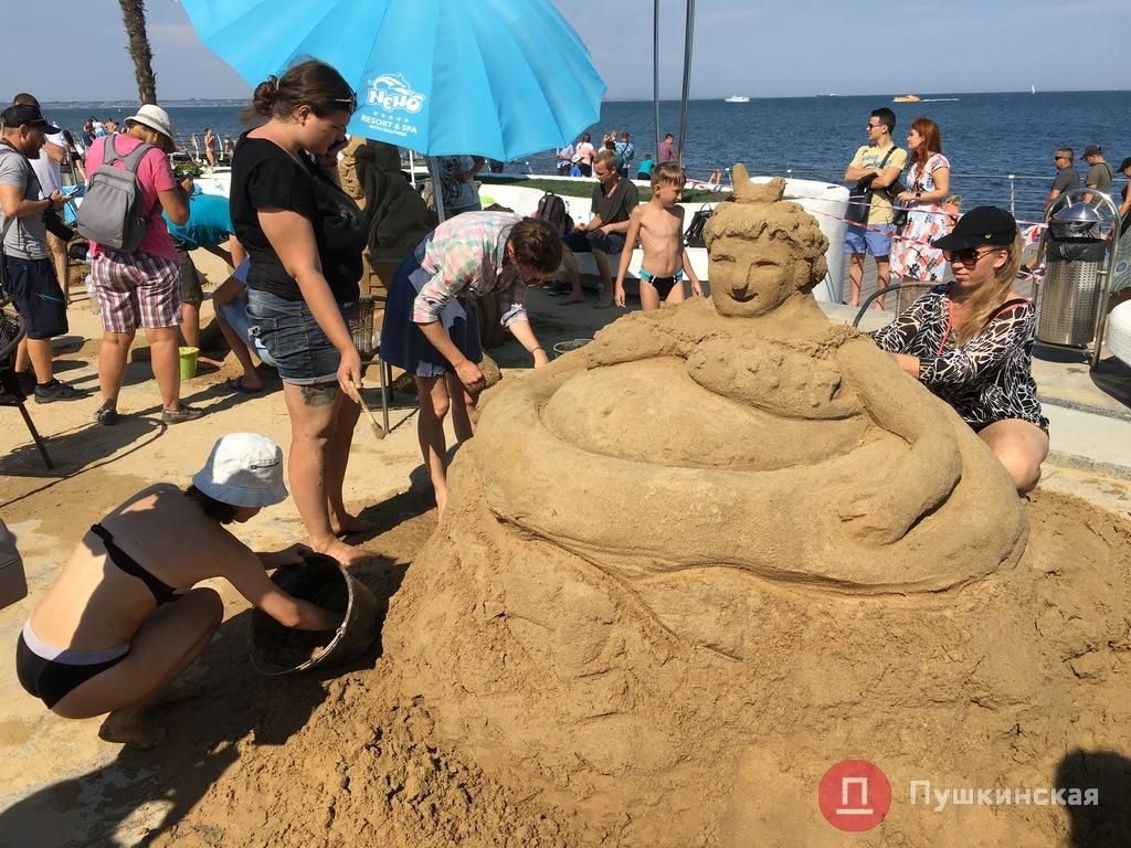 Фантастические создания из песка.