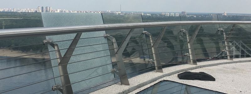 Тріснуло бокове скло. Фото: Інформатор