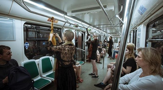 Косы вместо поручней в метро Санкт-Петербурга. Фото: ottomaks/Instagram