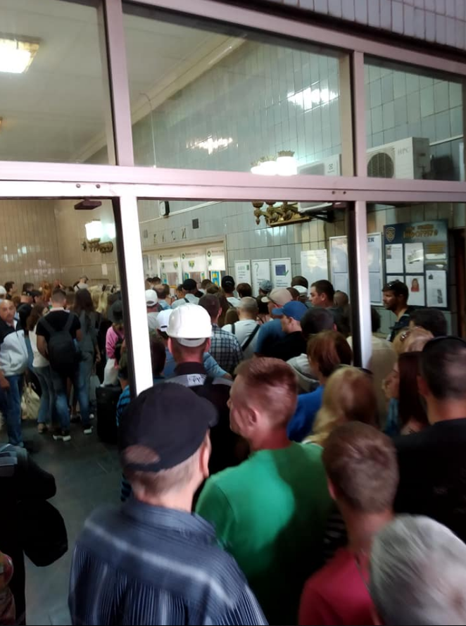 Очередь возле метро 