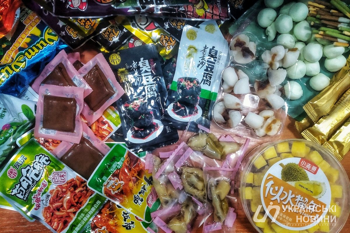 Китайцы готовят мясные снэки из всего – начиная от кожи и заканчивая хрящами и сухожильями. Фото: Виолетта Чайковская
