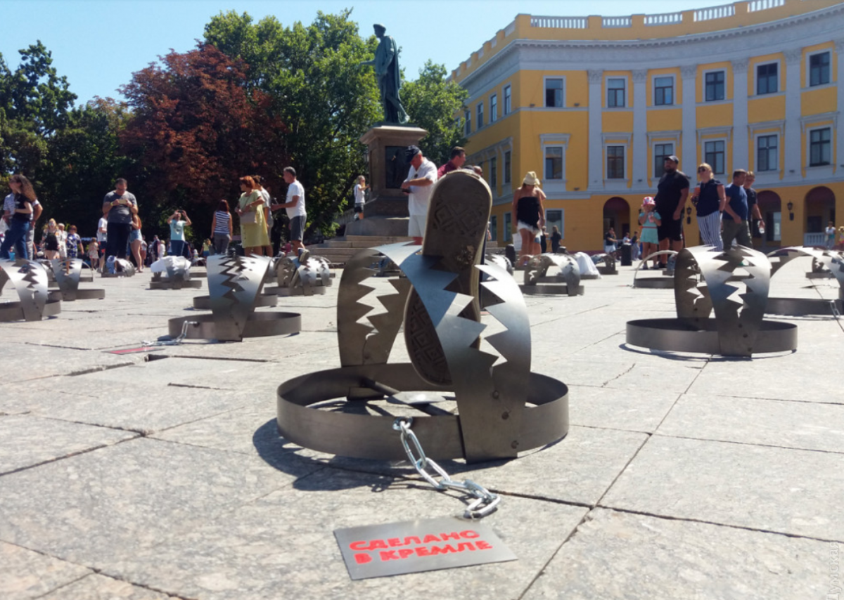 Інсталяція, що символізує в'язнів Кремля. Фото: Думська