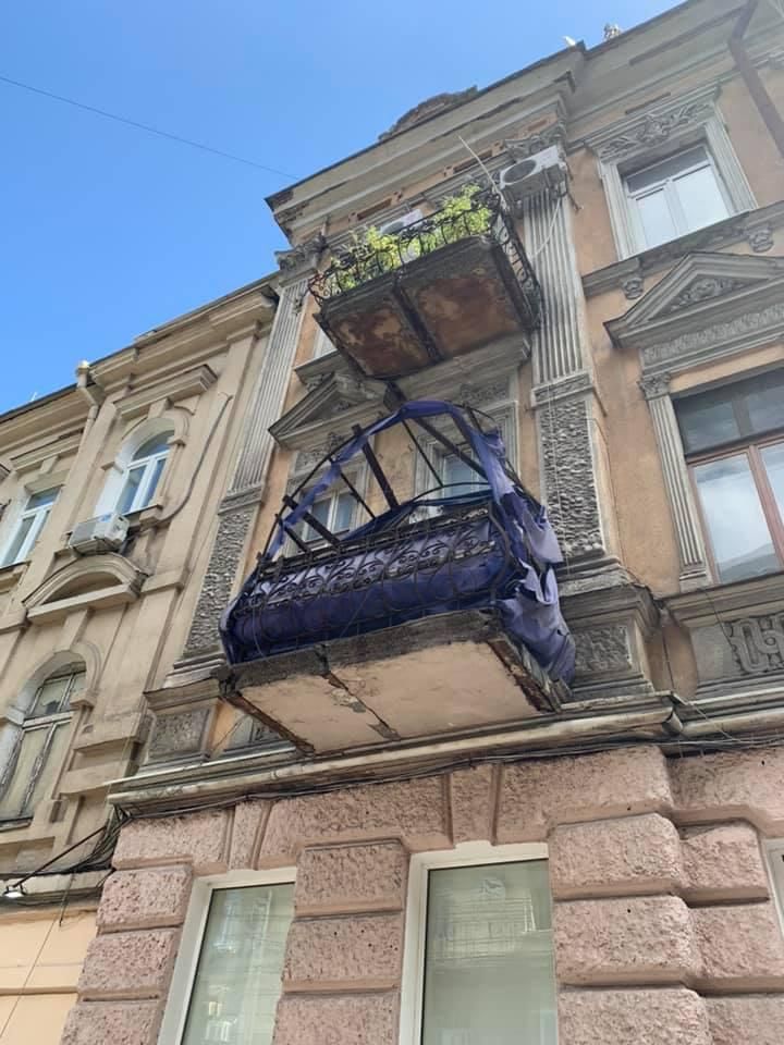 Обвалившийся балкон в центре Одессы. Фото: 