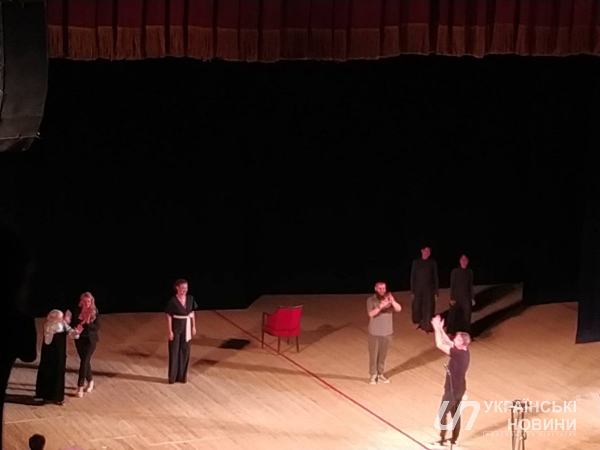 Актеры на сцене с Жаданом. 