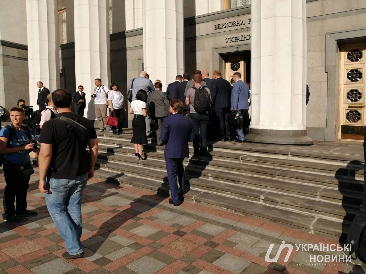Черга депутатів біля входу у Верховну Раду.