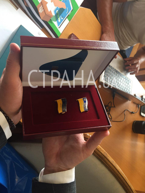 Подарки на память депутатам новой Рады