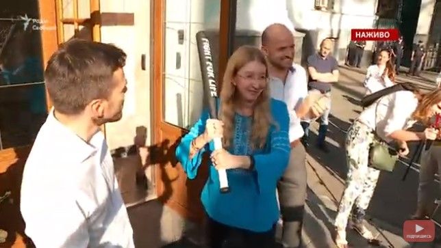 Уляне Супрун подарили биту. Скриншот трансляции 